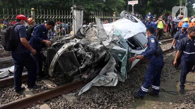 FOTO: KRL Tabrak Mobil di Perlintasan Sebidang Depok