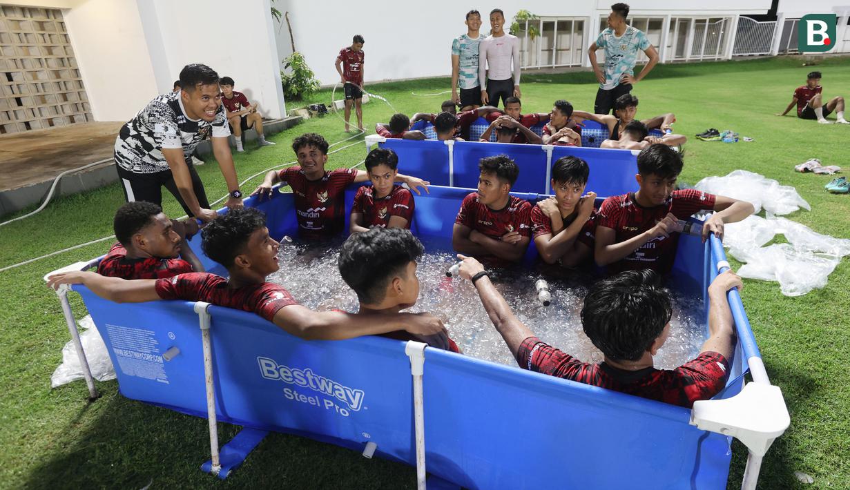 Berendam dalam air es yang dilakukan pemain Timnas Indonesia U-19 bisa membantu mengurangi peradangan dan nyeri otot, serta memberikan sensasi kesegaran dan kenyamanan. (Bola.com/M Iqbal Ichsan)