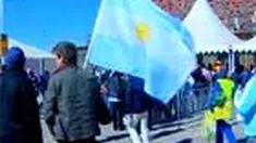 Suasana kontras terjadi di luar Soccer City Stadium, Johannesburg, pasca-laga antara Argentina dan Korea Selatan. Para pendukung Tim Tango bersuka cita. Sebaliknya, fans Taegeuk Warriors tertunduk lesu.