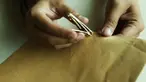 Membuka staples yang biasanya menyulitkan, akan semakin mudah dan aman dengan cara sederhana ini.