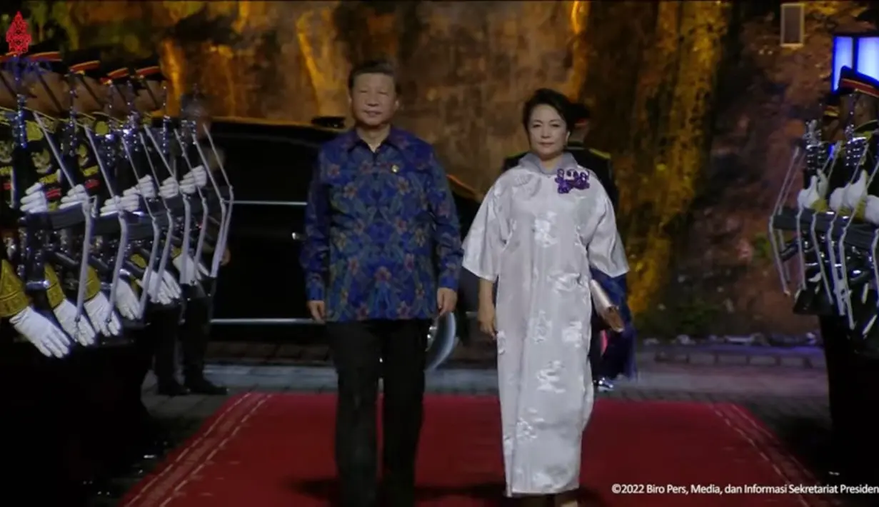 Seperti penampilan presiden China Xi Jinping yang tampil mengenakan kemeja kain tenun ikat Bali. Kain berwarna dasar biru itu berpadu apik dengan baju cheongsam sang istri, Peng Liyuan. Ia juga menyampirkan selendang dari bahan tenun senada.