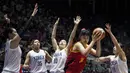 Pebasket China, Yueru Li, saat melawan Korea Bersatu pada laga final basket wanita Asian Games di Istora, Jakarta, Sabtu (1/9/2018). China menang 71-65 atas Korea Bersatu. (Bola.com/Vitalis Yogi Trisna)