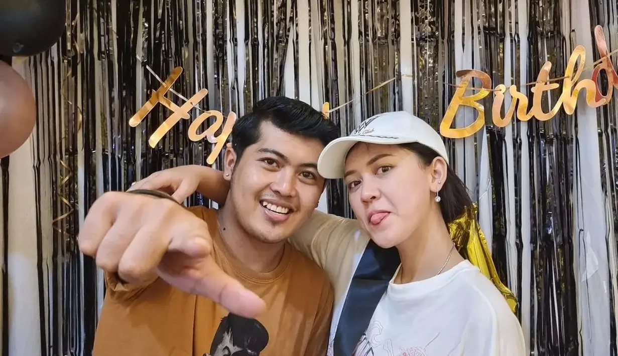 Happy Asmara - Delva Irawan (Instagram @delvairawan)