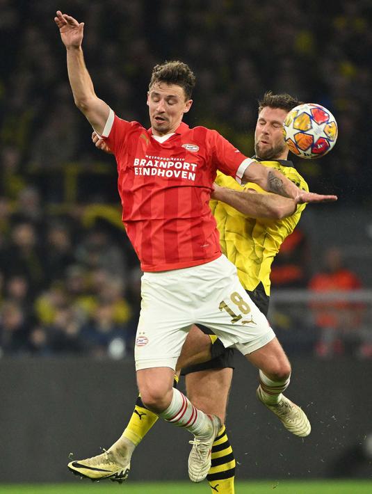 Laga kedua tim berlangsung sengit. (INA FASSBENDER/AFP)