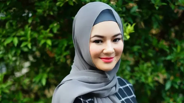 Pesona Anggun Eriska Rein Dalam Balutan Hijab