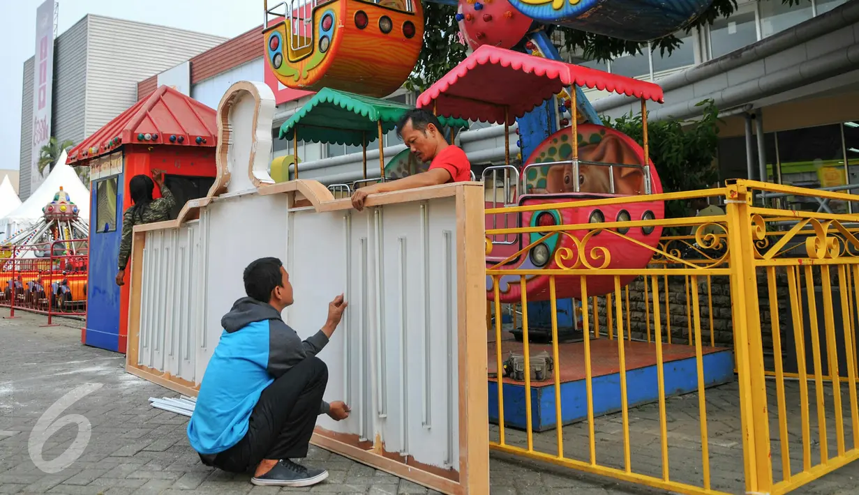 Pekerja menyelesaikan pekerjaan di arena Jakarta Fair 2016, Kemayoran, Jakarta, Senin (6/6/2016). Sebanyak 1.300 stand dan pertunjukan musik akan mengisi Jakarta Fair Kemayoran 2016. (Liputan6.com/Yoppy Renato)