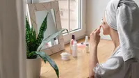 Rutinitas skincare minimalis adalah pendekatan perawatan kulit yang berfokus pada beberapa langkah esensial saja, yaitu membersihkan, melembapkan, dan melindungi kulit dari paparan sinar matahari. (foto/dok: freepik)