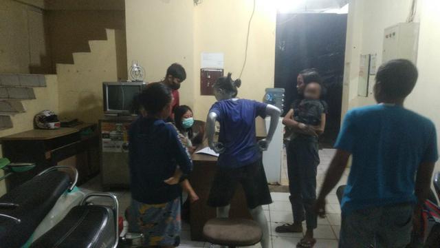 Manusia silver yang ikut cat anaknya di Tangsel diamankan petugas Dinsos Tangsel