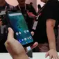 Penampakan bodi depan Xiaomi Mi A2 Lite. (Liputan6.com/ Yuslianson)