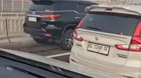Viral mobil Fortuner berpelat dinas Polri melaju kencang dan menabrak mobil Isuzu Elf hingga ringsek di Tol Layang MBZ. (Foto: Istimewa)