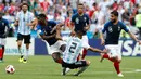 Gelandang Prancis, Paul Pogba berusaha melewati bek Argentina, Gabriel Mercado saat bertanding pada babak 16 besar Piala Dunia di Kazan Arena di Kazan, Rusia, (30/6). Prancis menang tipis 4-3 atas Argentina. (AP Photo/David Vincent)