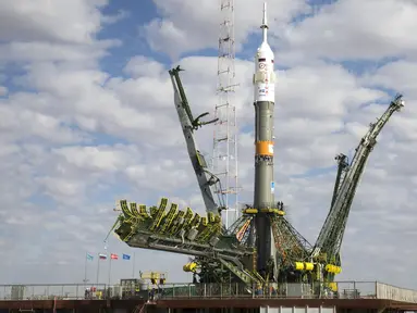 Pesawat luar angkasa  Soyuz TMA - 18M saat diletakkan di landasan peluncuran, kosmodrom Baikonur, Kazakhstan,Senin (31/8/2015). Soyuz akan dijadwalkan lepas landas pada dua September 2015. (REUTERS/Shamil Zhumatov)