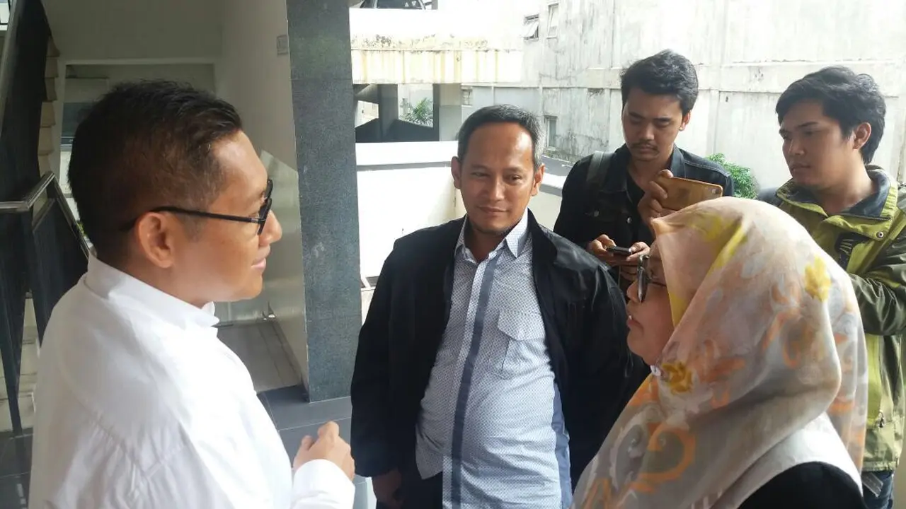 Mantan Menteri Kesehatan, Siti Fadilah Supari mengobrol dengan mantan Ketua Umum Partai Demokrat, Anas Urbaningrum.