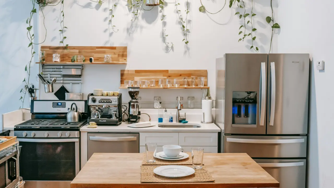 Desain Dapur dengan Tanaman di Langit-langit