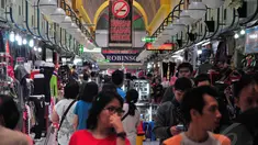 Sejumlah pengunjung terlihat mengunjungi pusat perbelanjaan di kawasan Blok M, Jakarta, Jumat (1/8/14). (Liputan6.com/Faizal Fanani)