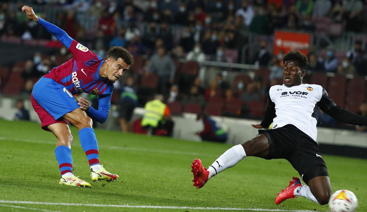 Philippe Coutinho. Meski Newcastle United tidak terkendala dari segi harga untuk mendatangkan gelandang serang Barcelona yang berbanderol 20 juta euro ini, namun minimnya panggung kompetisi Eropa diyakini bakal jadi pertimbangannya untuk menerima pinangan Newcastle United. (AP/Joan Monfort)