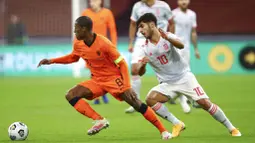 Pemain Belanda, Georginio Wijnaldum, berusaha melewati pemain Spanyol, Marco Asensio, pada laga uji coba di Johan Cruyff Arena, Rabu (11/11/2020). Kedua tim bermain imbang 1-1. (Dean Mouhtaropoulos via AP Photo, Pool)