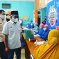 Gubernur Sulbar Ali Baal Masdar saat memantau gerakan Sulbar Cepat Vaksi di POlman (LIputan6.com/HUmas Pemprov Sulbar)