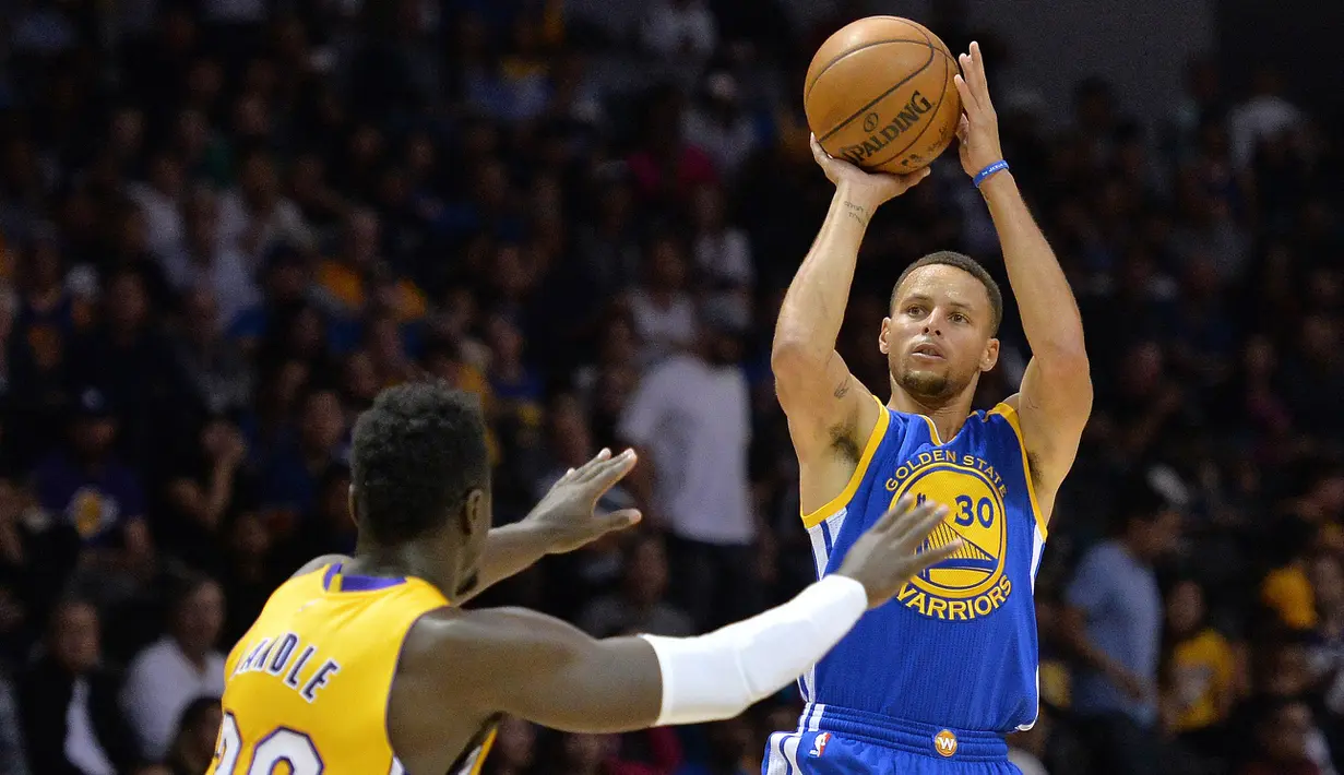 Pemain Golden State Warriors, Stephen Curry melepaskan tembakan saat dihadang pemain LA Lakers, Julius Randle (kiri) pada laga NBA preseason di Valley View Casino Center, San Dieg, Kamis (20/10/2016). (Reuters/Jake Roth-USA TODAY Sports)