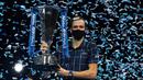 Petenis Rusia, Daniil Medvedev, berfoto dengan trofi juara tunggal putra Turnamen Tenis ATP Finals 2020 usai mengalahkan runner-up tahun lalu, Dominic Thiem dari Austria, di O2 Arena, London, Inggris, Minggu (22/11/2020). Daniil Medvedev menang dengan skor 4-6, 7-6 (2), 6-4. (AFP/Glyn Kirk)