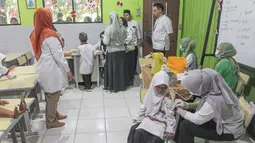 BIAS adalah program imunisasi yang diadakan setiap tahun untuk anak-anak sekolah dasar yang dilaksanakan pada bulan Agustus dan November. (merdeka.com/Arie Basuki)