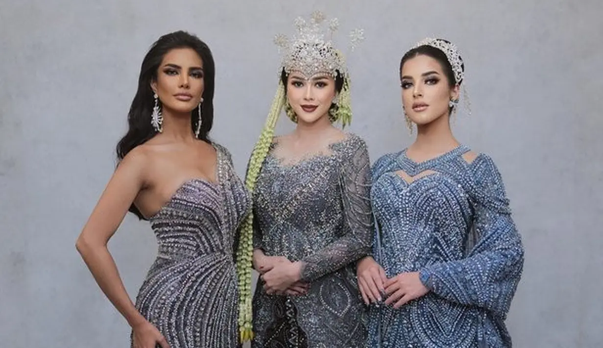 <p>Tak ayal penampilan cantik Aura Kasih mendapatkan pujian dari netizen. Saat melenggang di Midnight Star The Annual show Luck Hakim Wedding Gallery, Aura Kasih tak sendiri. [Foto: instagram.com/aurakasih]</p>