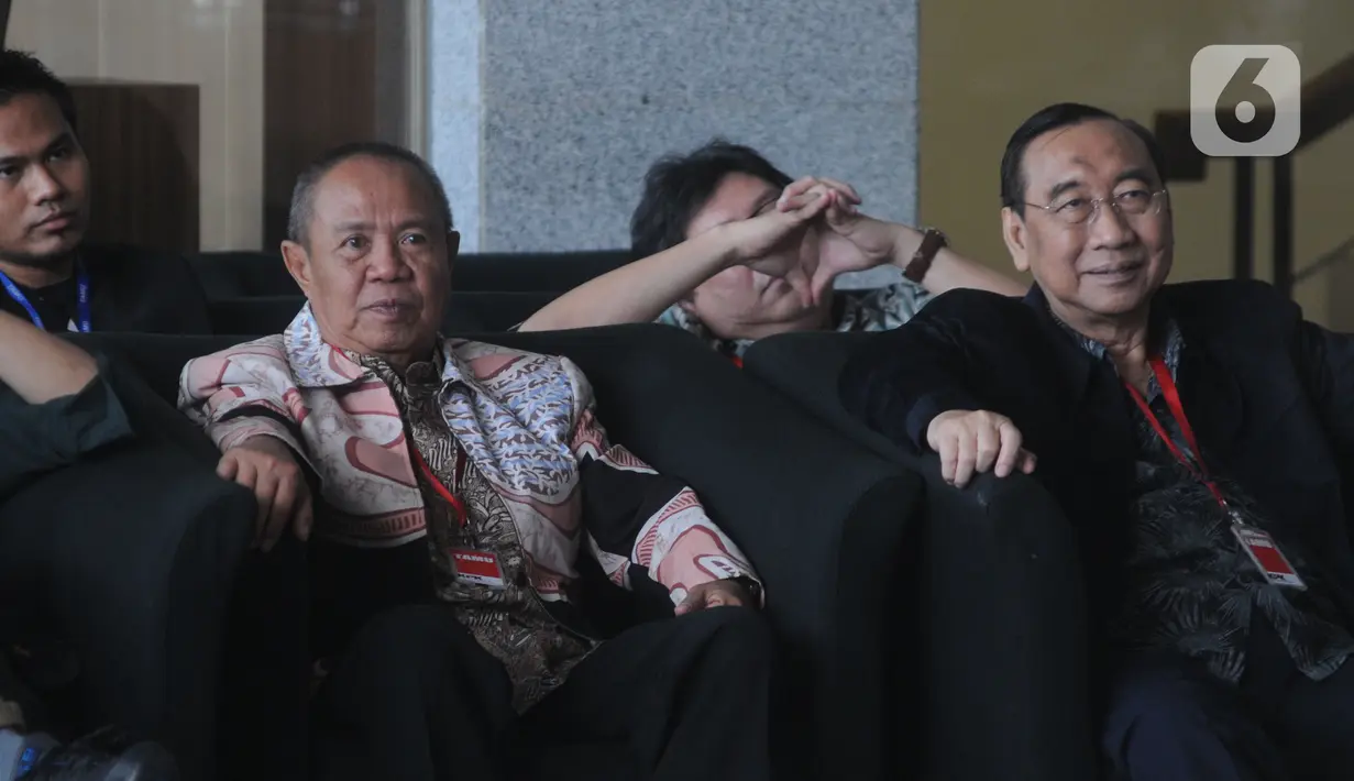 Mantan Wagub Lampung, Bachtiar Basri dan Anggota DPR Fraksi Partai Nasdem, Tamanuri menungu di Gedung KPK, Jakarta, Selasa (17/12/2019). Bachtiar dan Tamanuri diperiksa terkait suap sejumlah proyek Proyek di Dinas PUPR dan Dinas Perdagangan Kabupaten Lampung Utara. (merdeka.com/Dwi Narwoko)