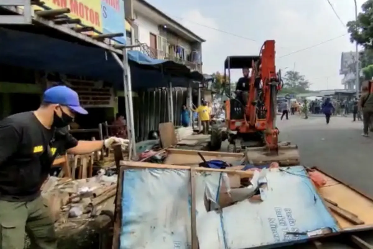 Satpol PP Kota Depok saat melakukan penertiban bangunan liar di jalan sejajar rel, Depok