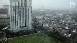 Pemandangan gedung-gedung bertingkat di Jakarta, Rabu (25/4). Luas Ruang Terbuka Hijau (RTH) Ibu Kota baru mencapai 9,98 persen dari target 30 persen total luas wilayah DKI Jakarta. (Liputan6.com/Faizal Fanani)
