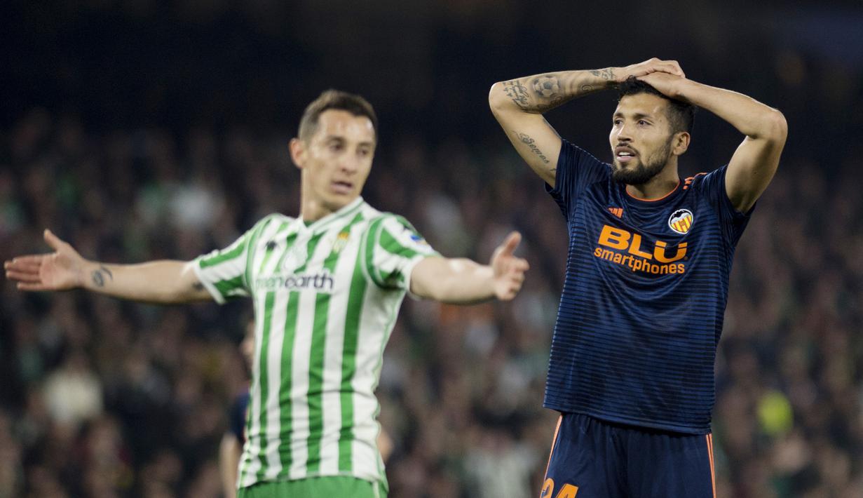 4. Ezequiel Garay (Valencia) – Garay merupakan pesepak bola pertama di La Liga Spanyol yang positif mengidap virus Corona. Bek asal Argentina mengumumkan hal tersebut melalui akun Instagramnya. (AFP/Jorge Guerrero)