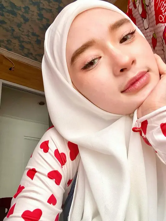Lepas cadar yang selama ini menutup wajah cantiknya, Inara Rusli disebut mirip Zaskia Gotik, Asmirandah hingga Laudya Cynthia Bella. Bahkan tak sedikit netizen yang memuji dan menyebut ibu tiga anak ini mirip dengan artis Korea. Setelah umumkan keputusannya untuk melepas cadar, Inara Rusli unggah potret dirinya perdana tanpa cadar di Instagram sembari ucap terima kasih atas dukungan netizen kepadanya. (Liputan6.com/IG/@mommy_starla)