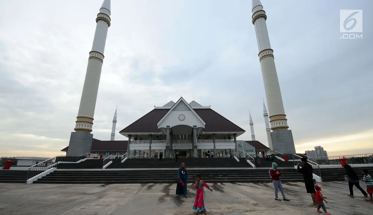 Beberapa warga berjalan-jalan di sekitar halaman Masjid Raya KH Hasyim Asyari Jakarta, Senin (29/5). Di hari ketiga Ramadan belum nampak kegiatan menonjol yang diadakan saat menanti datangnya waktu berbuka puasa. (Liputan6.com/Helmi Fithriansyah)