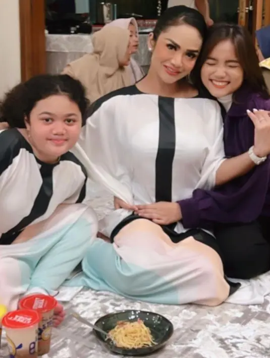 Selain berpose sambil menggendong cucu kesayangannya, Ameena. Krisdayanti juga sempat berpose bareng Fuji, kekasih Thariq yang hadir di acara syukuran ini. (Instagram/krisdayantilemos).