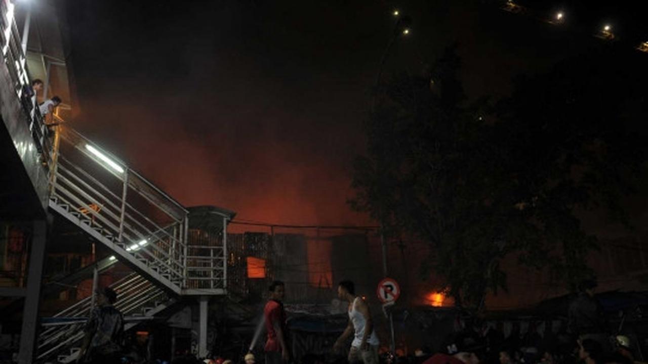 Pasar Gembrong terbakar, ribuan warga padati Jalan Basuki Rahmat