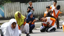 Penampilan teater anak-anak dari Rumah Amalia yang digelar di Car Free Day, Jakarta, Minggu (5/3). Aksi pementasan teater dengan tema "Kangen Ayah" ini diselenggarakan sebagai bentuk penggambaran anak yang kehilangan ayah. (Liputan6.com/Helmi Afandi)