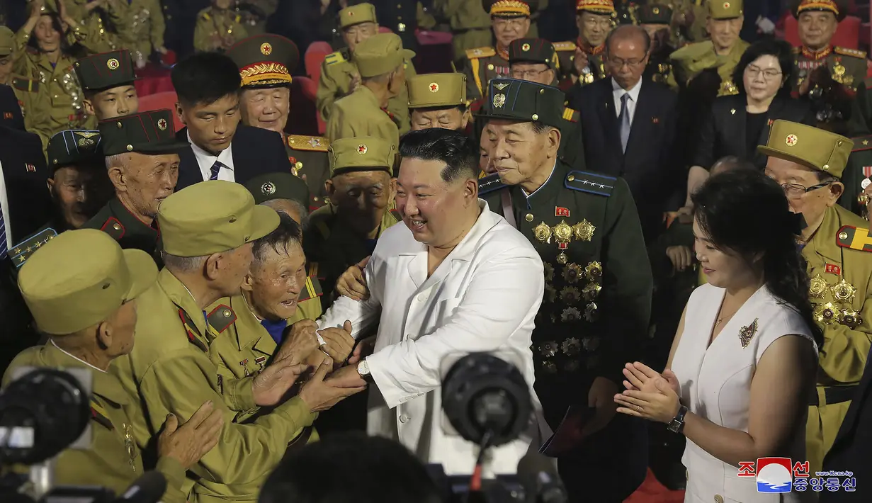 Pemimpin Korea Utara Kim Jong-un (tengah depan) berjabat tangan dengan veteran perang saat upacara untuk menandai peringatan ke-69 tahun penandatanganan gencatan senjata yang mengakhiri pertempuran dalam Perang Korea di Pyongyang, Korea Utara, 27 Juli 2022. Korea Utara mengadakan konferensi nasional veteran perang untuk merayakan 69 tahun klaim kemenangan dalam konflik tiga tahun melawan Korea Selatan dan pasukan pimpinan Amerika Serikat (AS). (Korean Central News Agency/Korea News Service via AP)