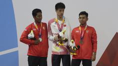Perenang Indonesia, Guntur dan Zulkarnain Zaki, meraih medali pada Asian Para Games di Stadion Aquatik, Jakarta, Selasa (9/10/2018). Indonesia meraih medali perak dan perunggu di nomor 100 meter gaya dada putra kategori SB8. (Bola.com/M Iqbal Ichsan)