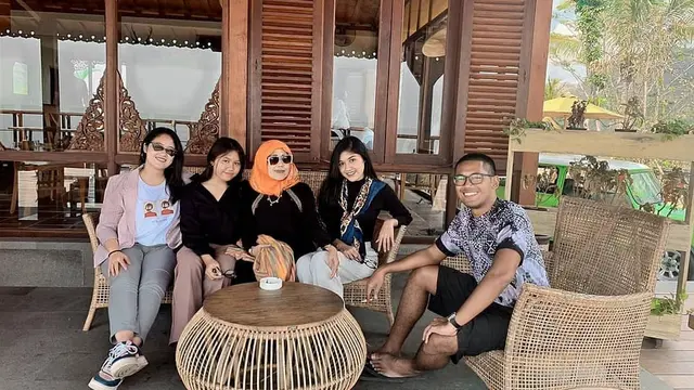 6 Potret Keluarga Erina Gudono, Foto Bareng Saudara Penuh Kehangatan