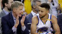 Pelatih Golden State Warriors, Steve Kerr (kiri), berbincang dengan Stephen Curry, di sela-sela Gim2 final  NBA kontra Cleveland Cavaliers, Minggu (4/6/2017) malam waktu setempat. (AP Photo/Marcio Jose Sanchez)