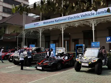 Lima mobil listrik ITS yang mengikuti kegiatan Jambore Kendaraan Listrik Nasional tiba di Kantor PLN Unit Induk Distribusi (UID) Jakarta, Selasa (3/9/2019). Jambore nasional tersebut berbentuk rally dan menempuh jarak 900 kilometer (km) dari Surabaya menuju Jakarta. (Liputan6.com/Johan Tallo)