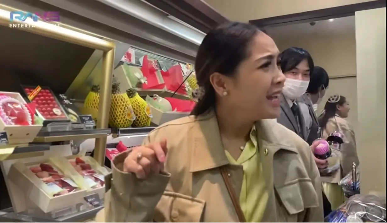 Istri Sultan Andara itu masih tampak tak percaya dan memastikan harga mangga tersebut  ke beberapa orang. Ia juga berulang kali mengucap "Hah". [Youtube/Rans Entertainment]