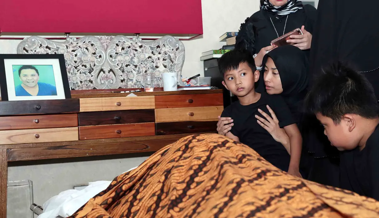 Oon Project Pop dan Dessy Rosalianita atau biasa disapa Ocha menikah sejak 26 Juli 2004 di Surabaya, Jawa Timur. Kurang dari setahun menjalin kisah asmara. Dari pernikahannya, dikaruniai dua orang anak. (Deki Prayoga/Bintang.com)