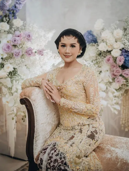 Malamnya merupakan acara Dulang Pungkasan. Erina Gudono juga memilih menggunakan kebaya khusus yang berbeda untuk prosesi ini. Ia memilih kebaya panjang penuh payet yang cantik rancangan Myrna Myura. Tampilan Erina kembali dipermanis dengan tambahan aksesori dari Tulola. Foto: Instagram.