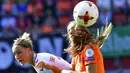 Duel pemain Belanda, Lieke Martens (kanan) dengan pemain Denmark, Sanne Troelsgaard (kiri) pada final Piala Eropa Wanita 2017 di FC Twente Stadium, Enschede, (6/8/2017). Belanda menang 4-1. (AFP/Tobias Schwarz)