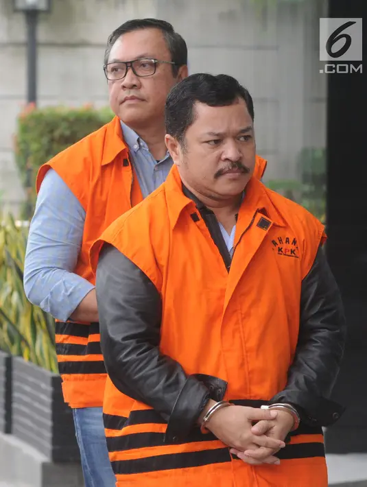 Bupati Pakpak Bharat Remigo Yolanda Berutu (kiri) dan penyuapnya Hendriko Sembiring tiba di Gedung KPK, Jakarta, Rabu (16/1). Keduanya diperiksa sebagai tersangka untuk melengkapi berkas. (Merdeka.com/Dwi Narwoko)