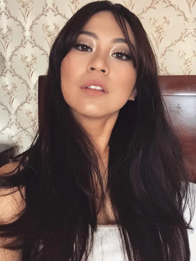 [Bintang] Tampil Glowing dengan Earthy Tone Makeup Andalan Tyna Kanna Mirdad