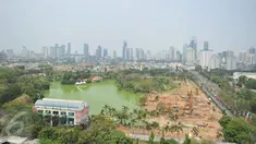 Pekerja dibantu alat berat saat melakukan perombakan kawasan Taman Ria Senayan, Jakarta, Rabu (21/10/2015). Nantinya kawasan ini akan dibuat sebagai Ruang Terbuka Hijau.( Liputan6.com/Gempur M Surya)
