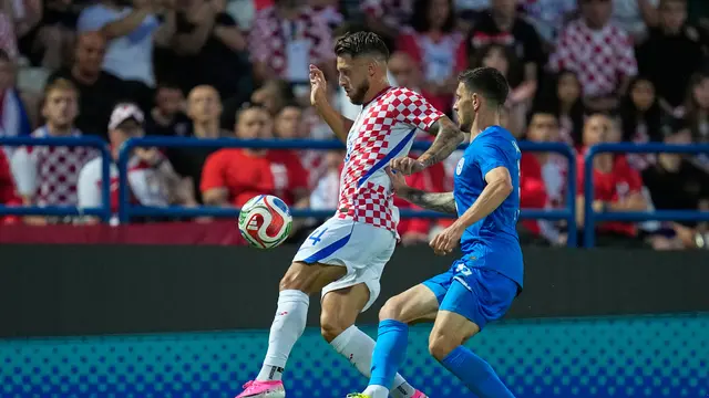 Pemain Timnas Kroasia Marco Pasalic dikawal pemain Timnas Slovenia di laga uji coba di tadion Andelko Herjavec, Senin (08/07/2026) dini hari WIB.