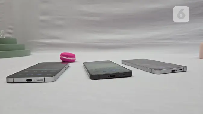 Samsung akhirnya mengumumkan Galaxy S24 FE, smartphone versi lebih terjangkau dari flagship Galaxy S24 Series. Perangkat ini hadir dengan harga Rp 9,9 jutaan dan menawarkan bezel layar dan bodi yang lebih tipis dibandingkan versi pendahulunya. (Liputan6.com/ Agustin Setyo Wardani).