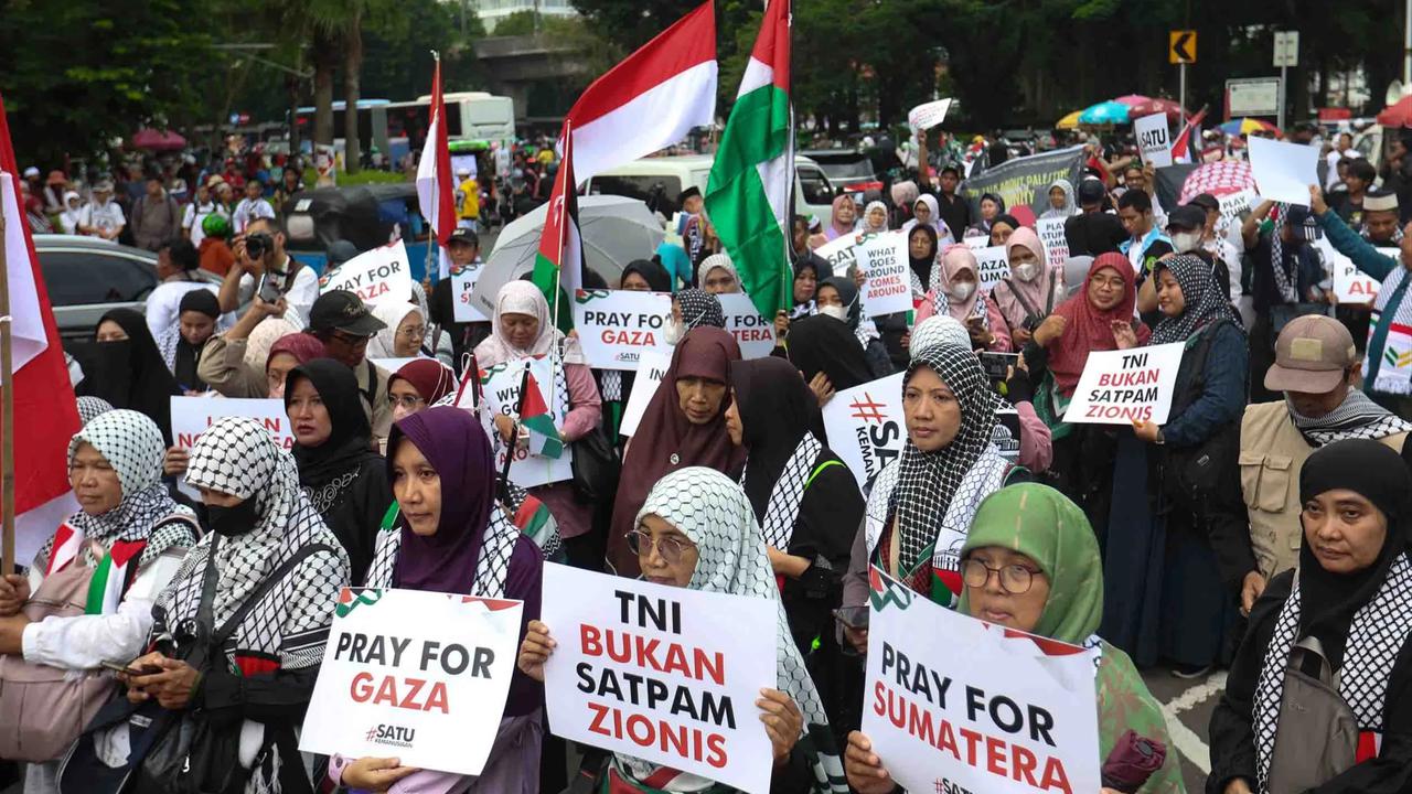FOTO: Aksi Bela Palestina Warnai Menjelang Reuni 212 di Depan Kedutaan AS